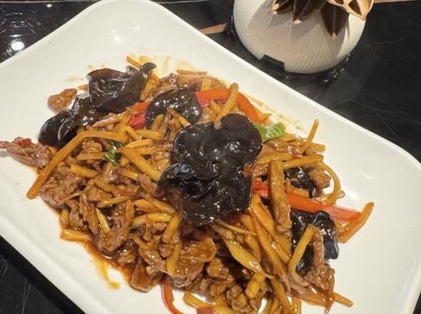 E5. Garlic Sauce With Beef E5. 鱼香牛
